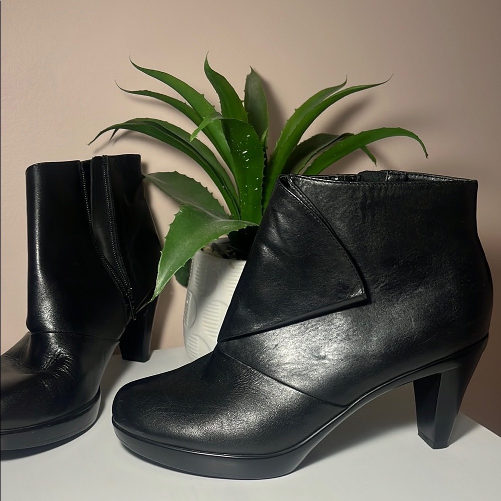 Bella Vita Black Heeled Boots with Chunky Heel
